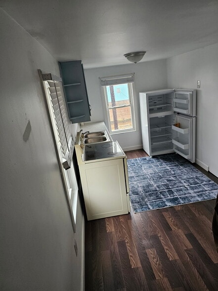 Building Photo - 512 Cemetery St