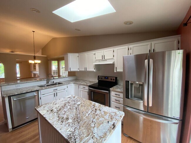Building Photo - Charming 3 bed + bonus, 2 bath rambler - M...
