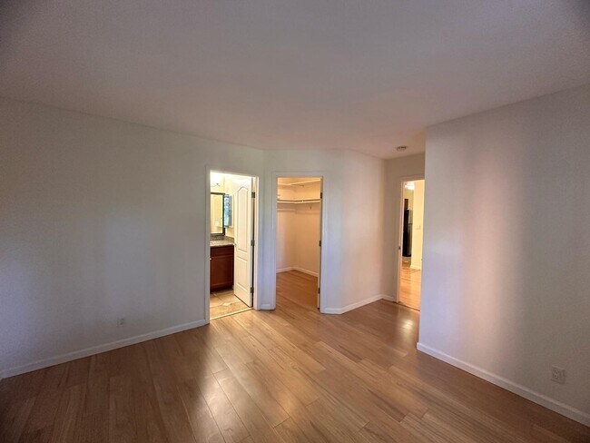 Building Photo - 2 bedrooms 2 bath condo Top floor for rent in Fremont
