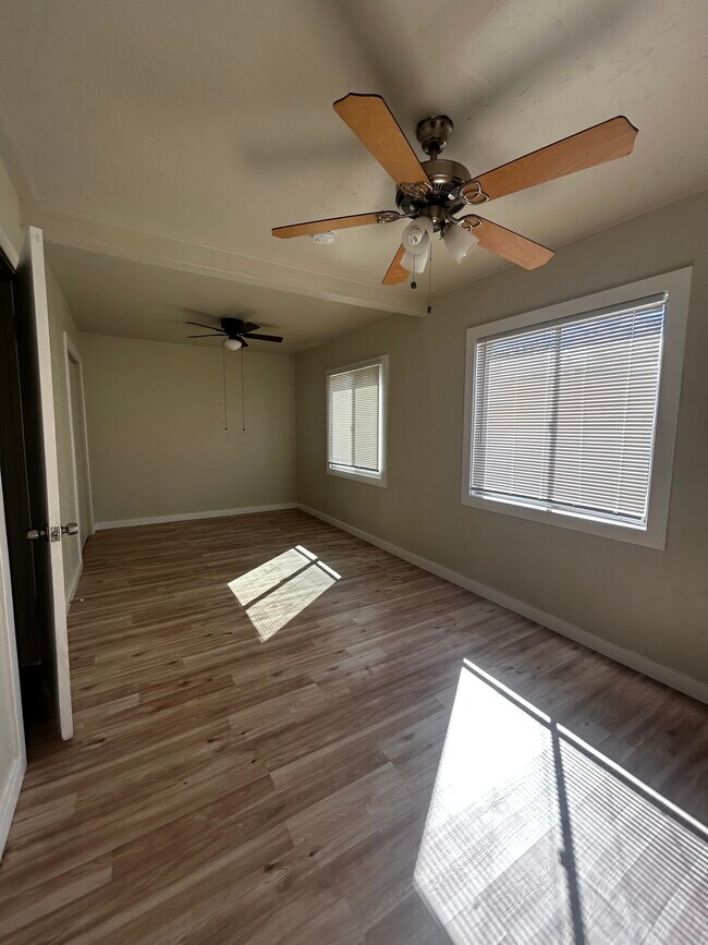 Building Photo - 1120 N Justice Dr