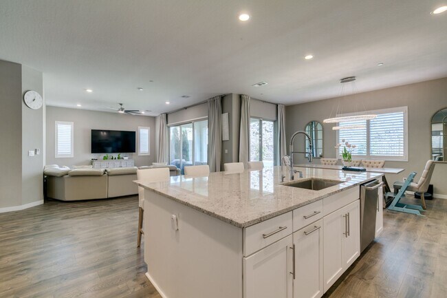 Building Photo - Luxury Rental with Mountain Views in Gated Henderson Community