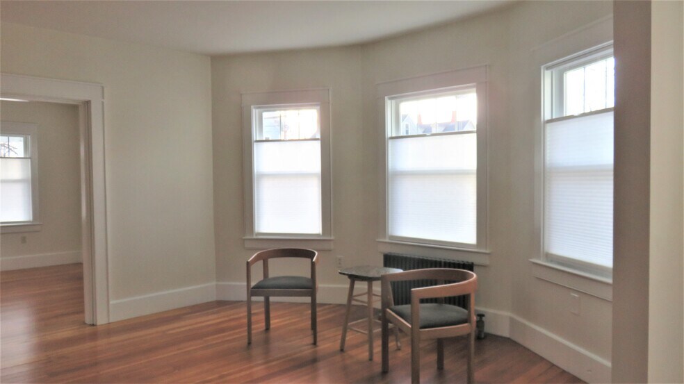 Middle parlor, the fireplace room, has a large wall-to-wall bay window wall - 21 Courtland St