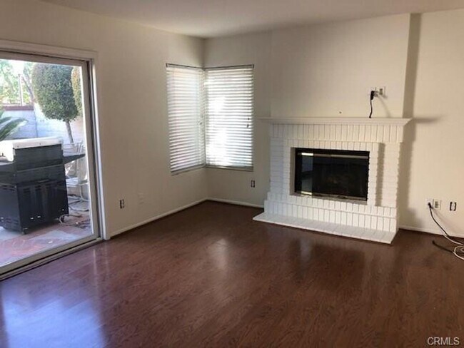 Building Photo - Beautiful End-Unit Townhome in the Desirab...