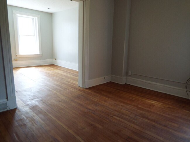 Building Photo - 710 W 3rd St