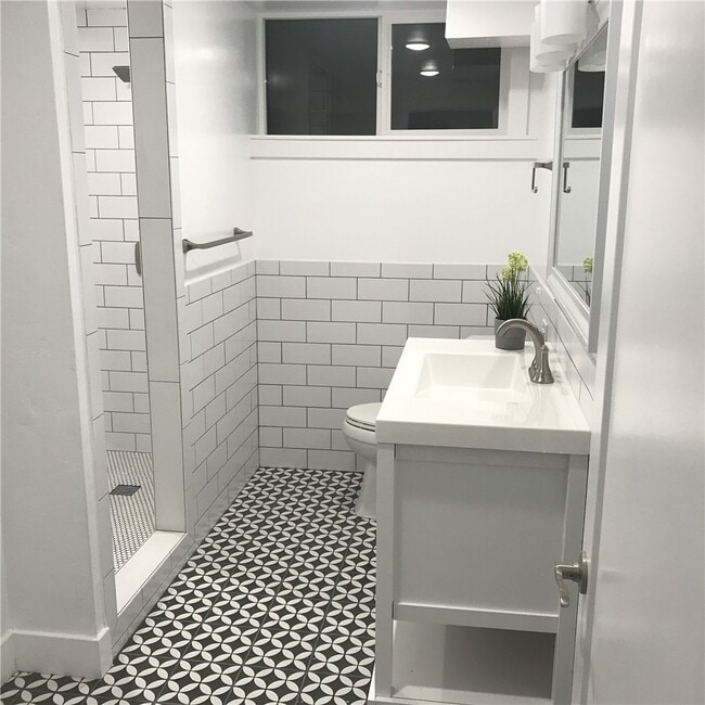 Building Photo - 2 Bd 1 Ba Basement Apt