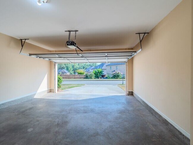 Building Photo - 512 Watercourse Way