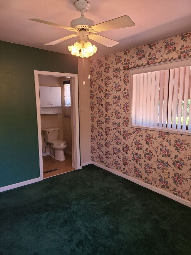 Building Photo - 4 Bedroom, 2 Bathroom! Lovely Home!