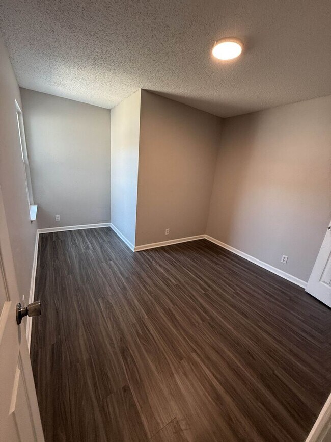 Building Photo - 955_4 Little C-Homes 5, LLC