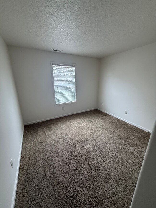 Building Photo - New 3 bedroom listing!