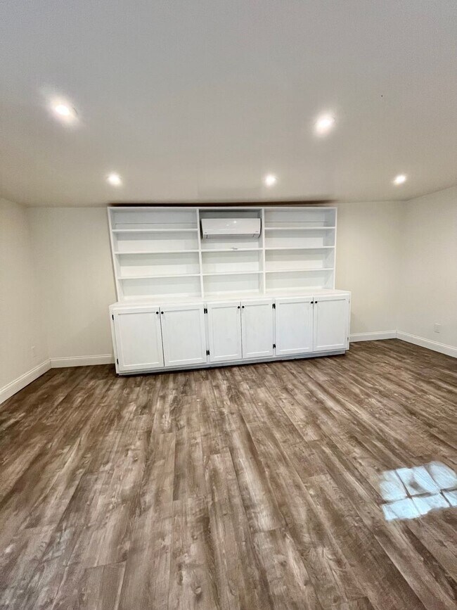 Building Photo - MOVE IN READY!! 2 BEDROOM 1 BATH W/OFFICES