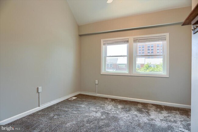 Building Photo - 1207 Anglesea St