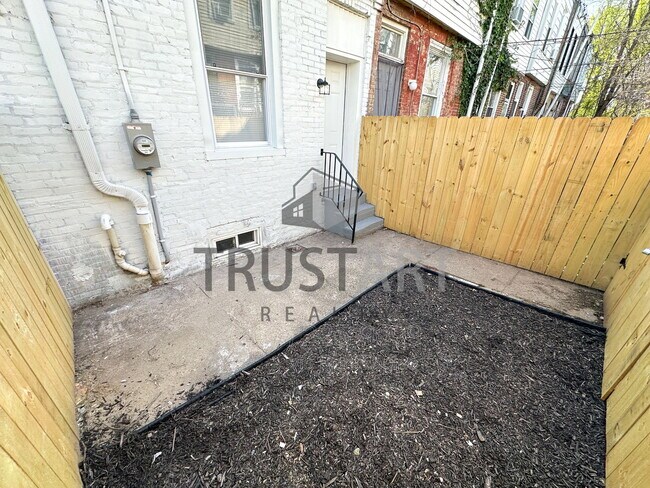 Building Photo - 2153 W Grange Ave