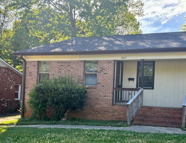 Building Photo - Spacious 2 Bed, 1 Bath Minutes from Uptown