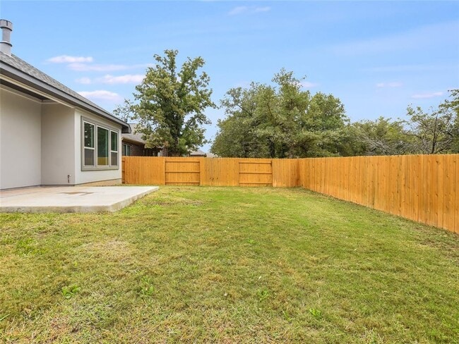 Building Photo - 909 Del Raphael Dr