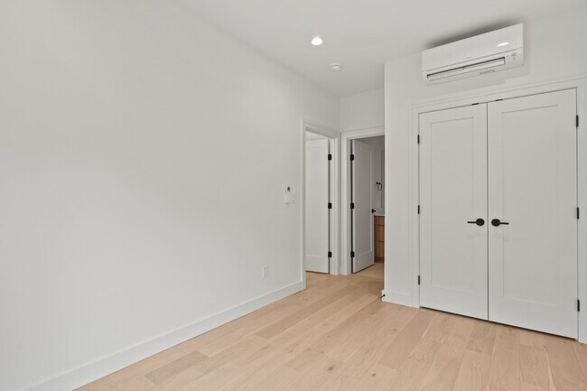 Building Photo - 614 5th Ave S