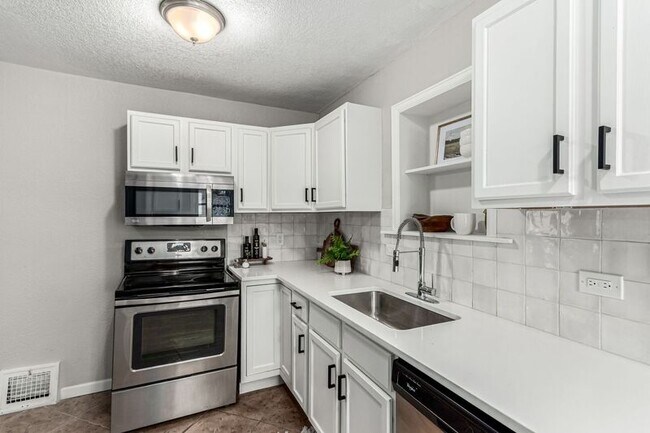 Building Photo - 1463 Dahlia St