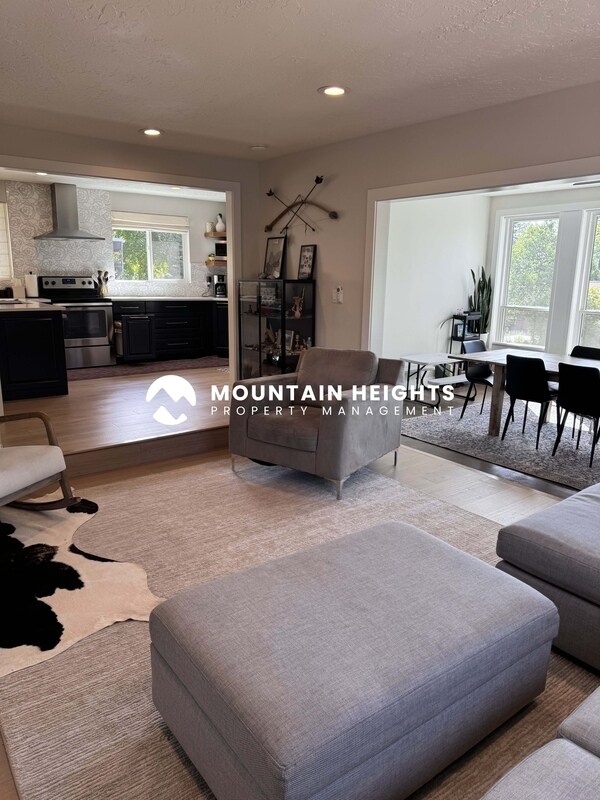 Building Photo - 8589 Kings Hill Dr