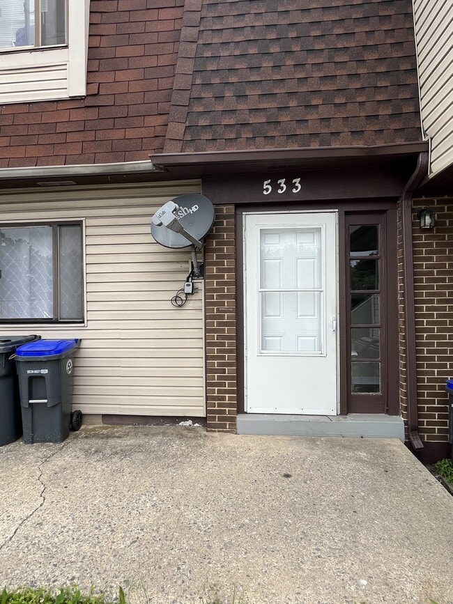 Building Photo - 533 St Marys Dr