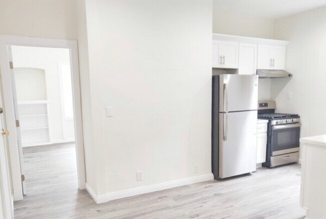 Building Photo - 1452 W 20th St