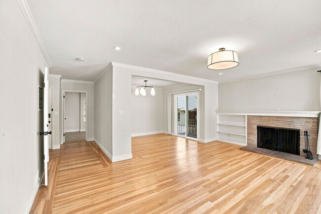 Building Photo - Sun-Drenched Lakeshore Living