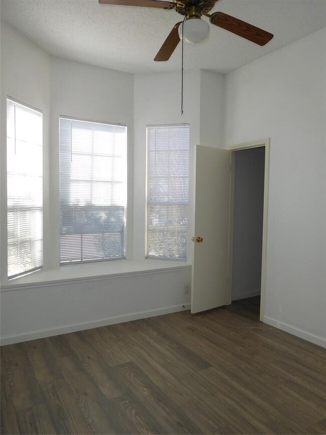 Building Photo - 2202 Quiet Wood Dr