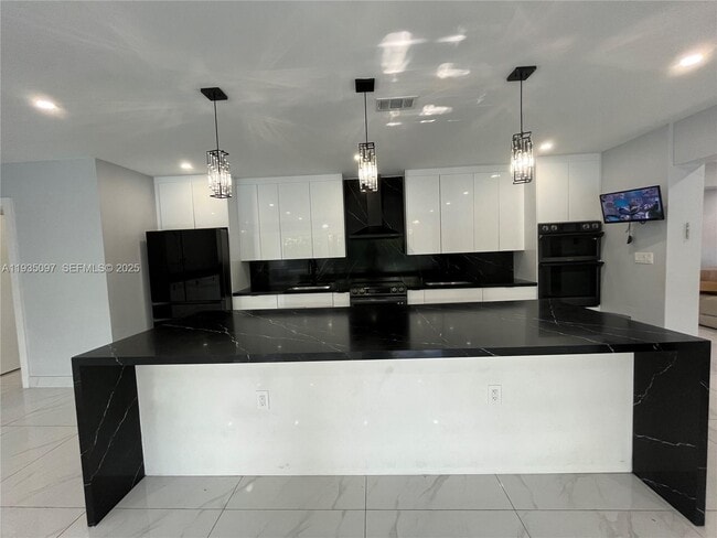 Building Photo - 575 NE 179th Dr