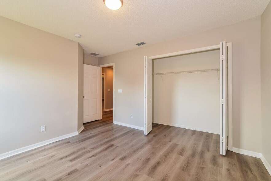 Building Photo - 582 Southridge Rd