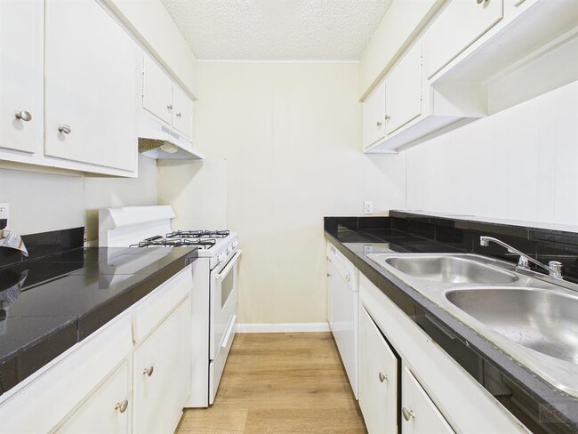 Building Photo - 616 W 51st St