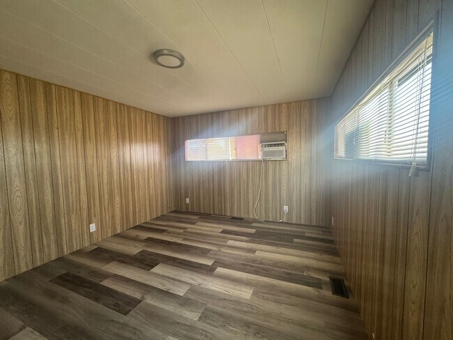 Building Photo - Large Customized 2 Bedroom Manuf Home w/Bonus Room= 3 total bedrooms