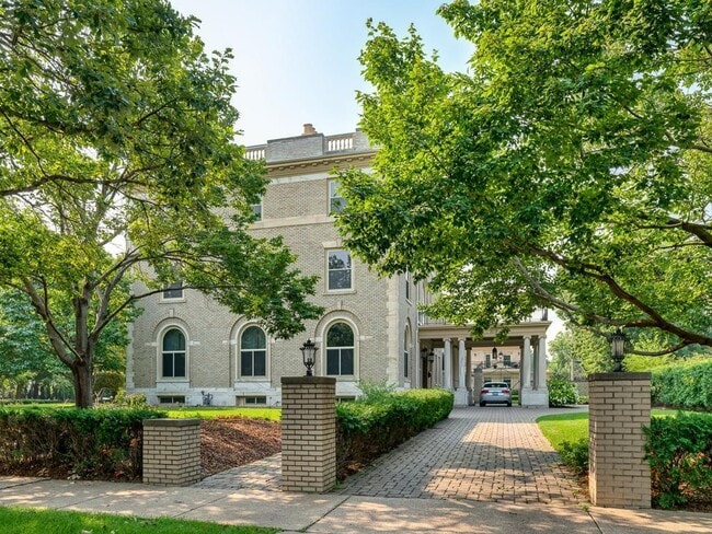 Building Photo - 808 Summit Ave