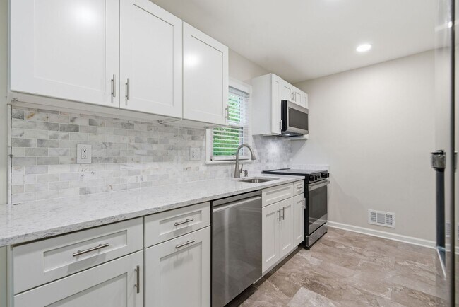 Building Photo - 18 Grandin Cir