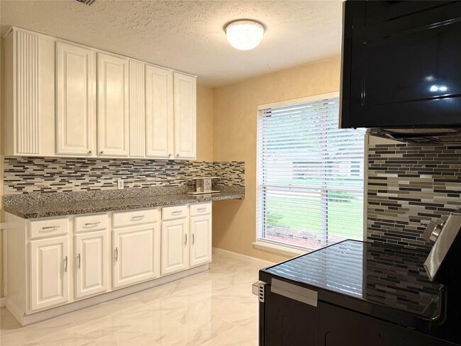 Building Photo - 10202 Hollow Canyon Dr