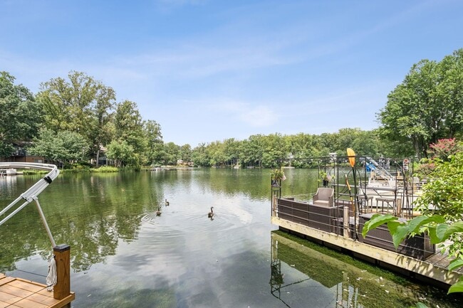 Building Photo - This is Reston living at its finest!