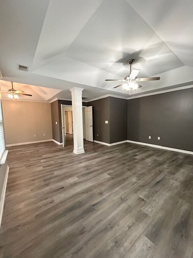 Building Photo - WELCOMING FOUR BEDROOM HOME IN WILLOWBROOKE