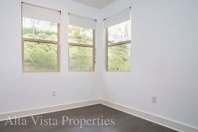 Building Photo - Beautiful Townhome centrally located in Mi...
