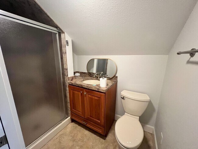 Building Photo - 1 Bedroom Suite for Lease with Washer/Dryer and Garage Spot