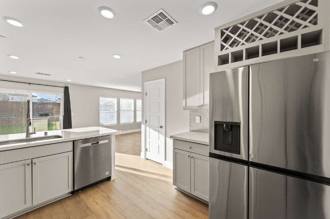 Building Photo - Beautiful two-story home with a bright open floor plan and modern finishes throughout. The spacio...