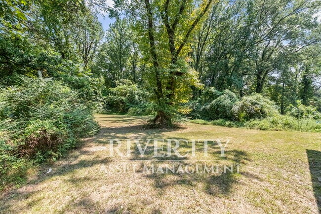 Building Photo - HUGE 4 BED 2 BATH PROPERTY!!!!!! SECTION 8...