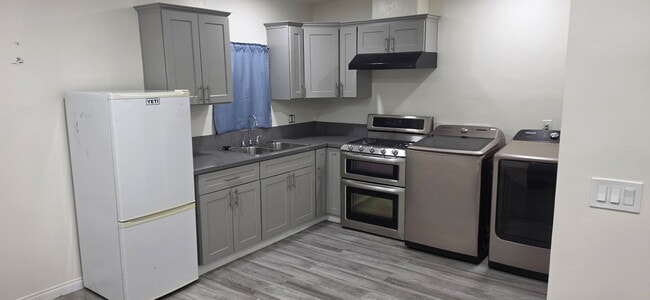 Building Photo - 740 Carmelita Pl