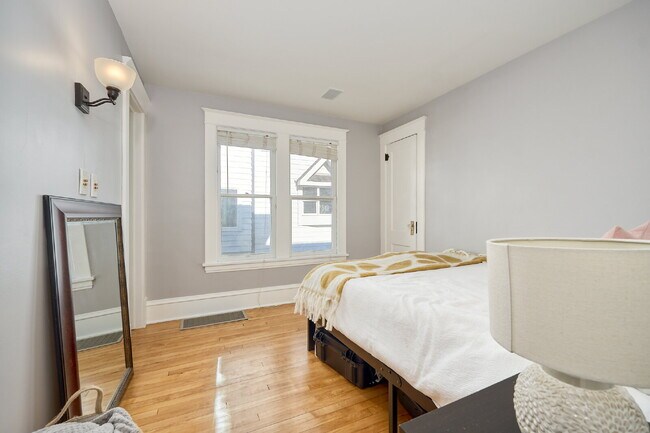 Building Photo - 4BR SW Minneapolis Rental w/EnSuite + Walk to Lake Harriet + April 1 Move-In + Pet Friendly