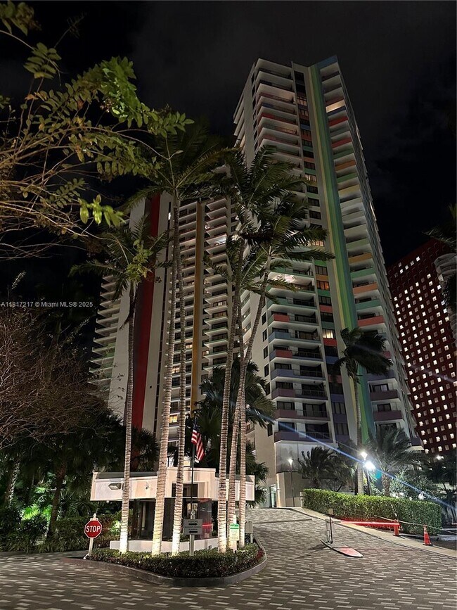 Building Photo - 1581 Brickell Ave