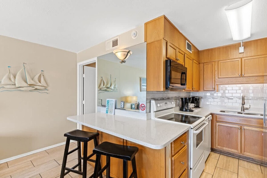 Building Photo - 8743 Thomas Dr