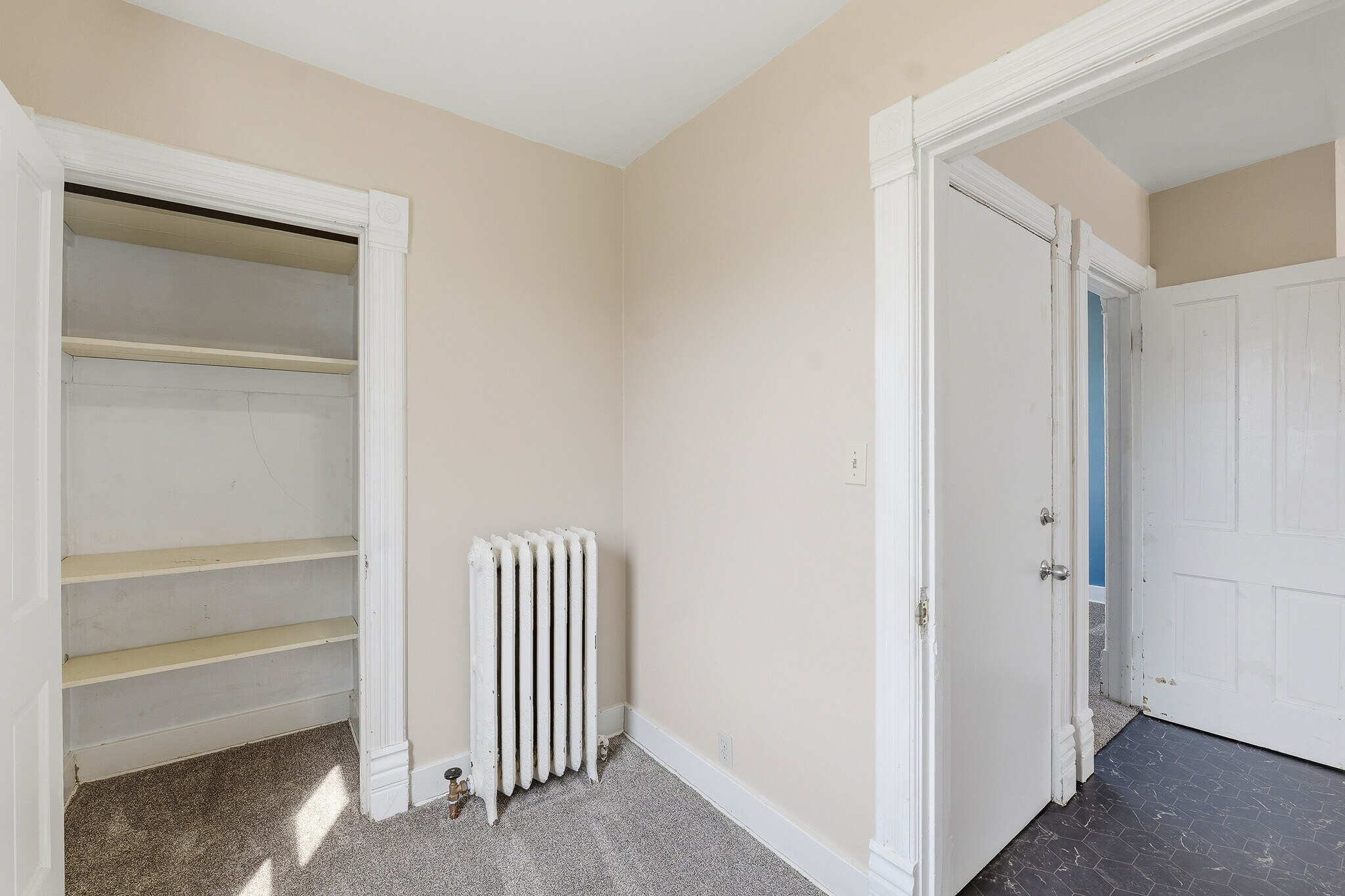 Building Photo - 418 S Spring St