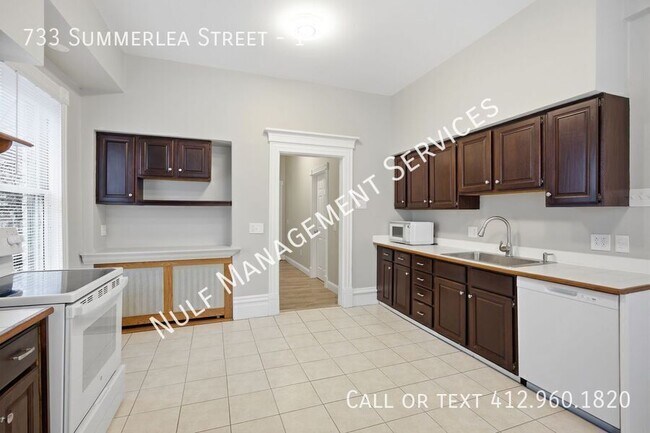 Building Photo - 733 Summerlea St