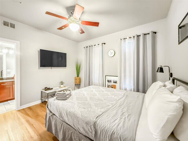 Building Photo - 2216 Chenevert St