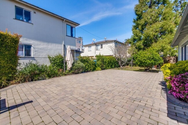 Building Photo - Updated Bungalow located in Downtown Redwood City & 15 miles from SF International Airport