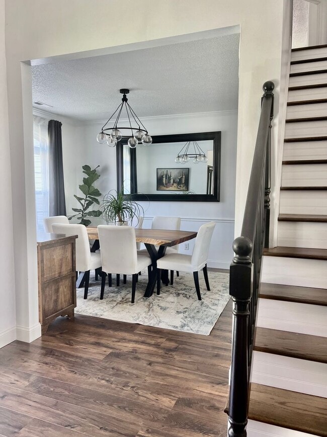 Building Photo - 4BD/2.5BA Gorgeous Home with Fence Backyar...