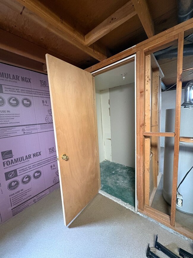 Building Photo - Spacious 4 Bedroom Home *Pet Friendly*