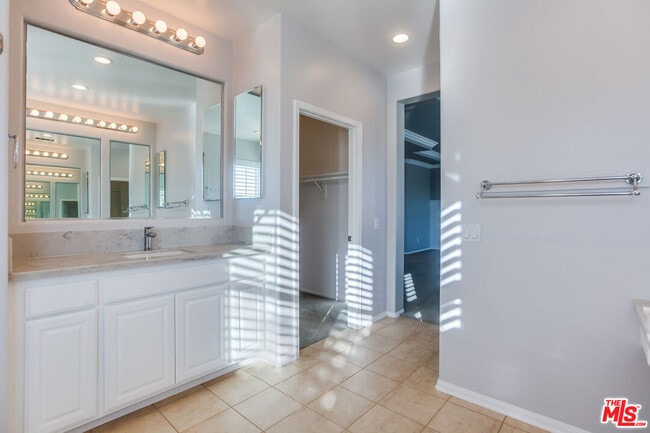 Building Photo - 24040 Dandelion Ln