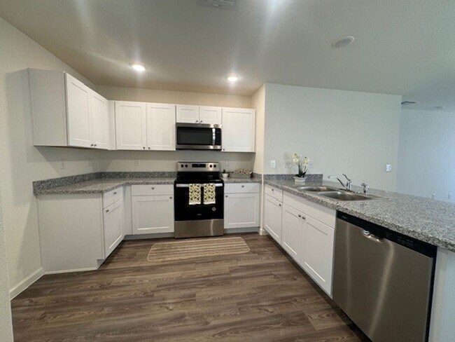 Building Photo - 1 Yr New 3 BR 2BA in Chaparral Terrace w/ ...